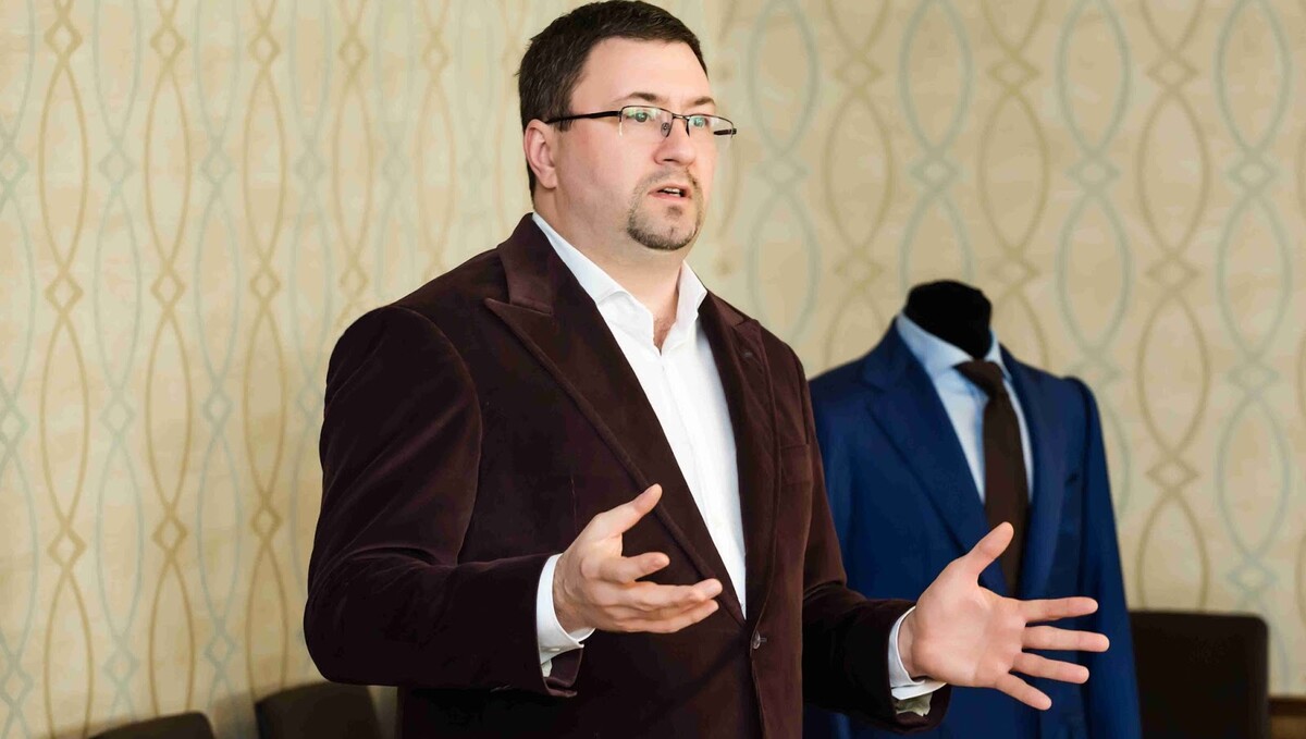 <p><strong>Гусев Сергей. Портной, автор курса по пошиву пиджака Bespoke.</strong></p> <p><strong>Гусев Сергей. Портной, автор курса по пошиву пиджака Bespoke.</strong></p>